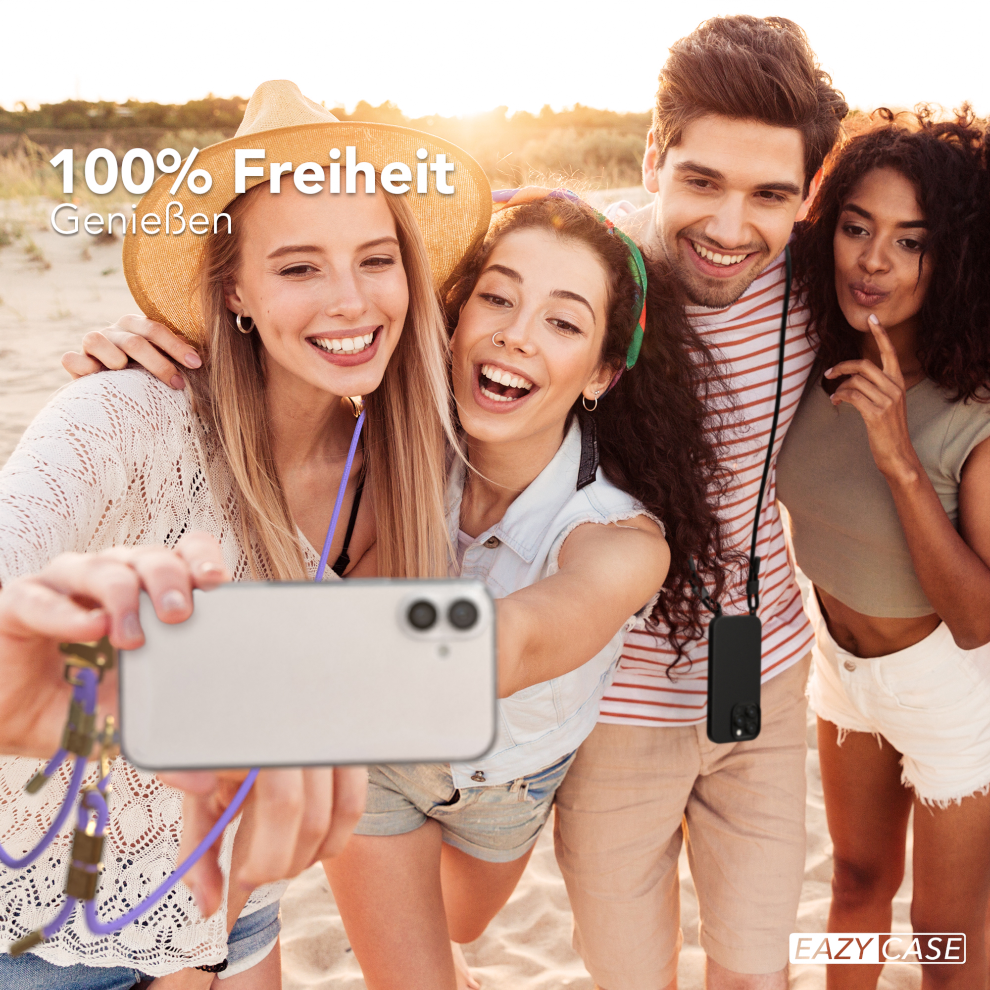 Vier junge Leute machen ein Selfie am Strand. Einer hält das Telefon, alle lächeln.