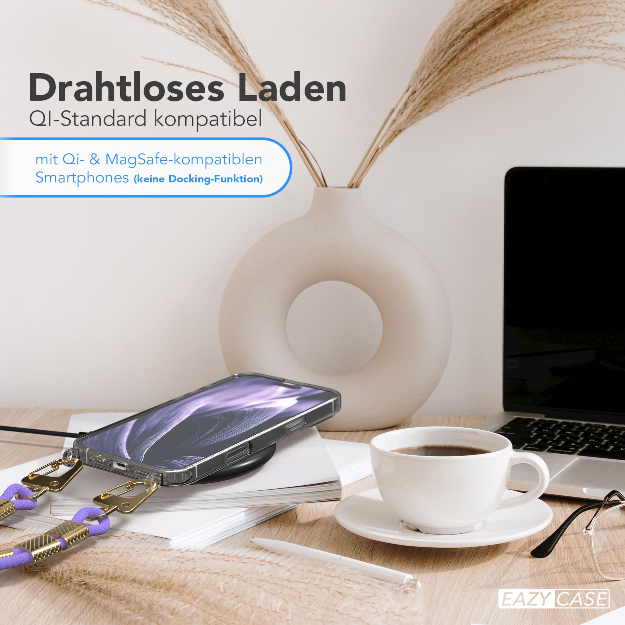 Telefon auf kabellosem Ladegerät. Kaffeetasse, Brille und Stift auf dem Schreibtisch.