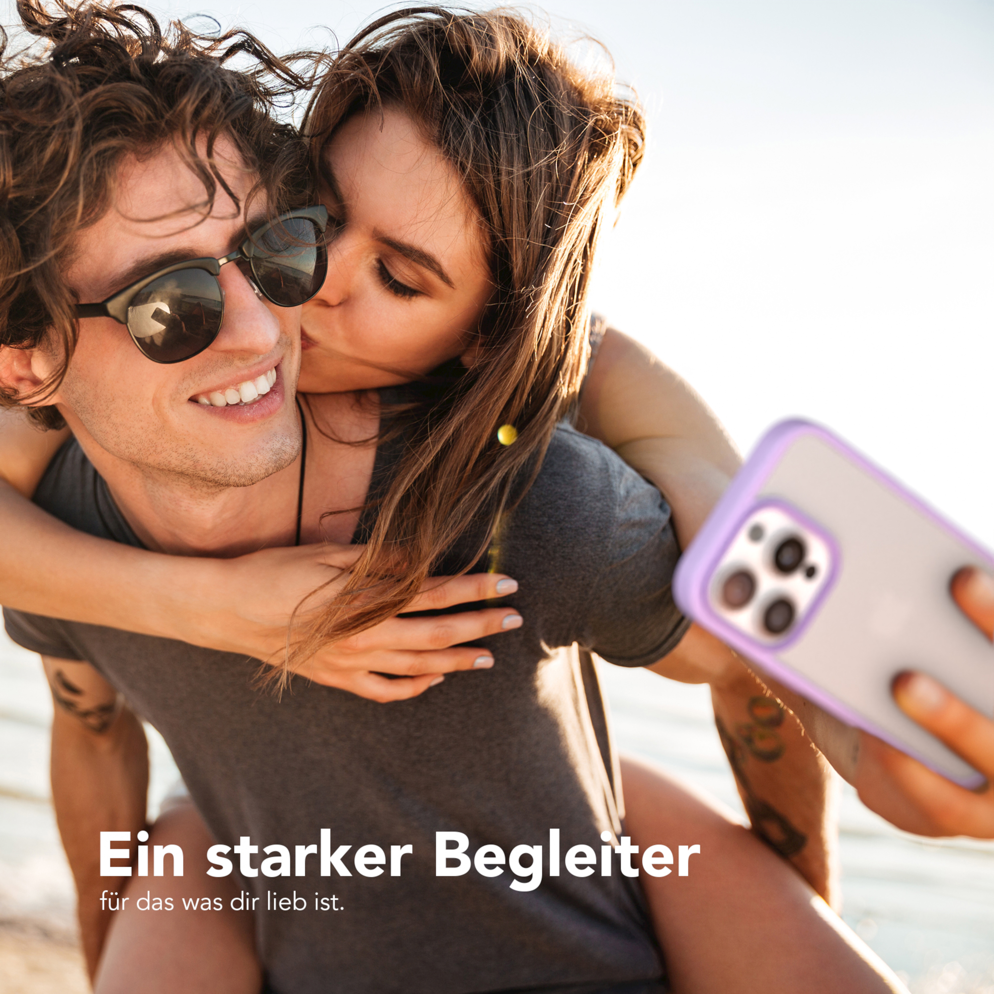 Paar macht Selfie, umarmt sich. Handyhülle sichtbar. Text: Ein starker Begleiter für das, was du liebst.