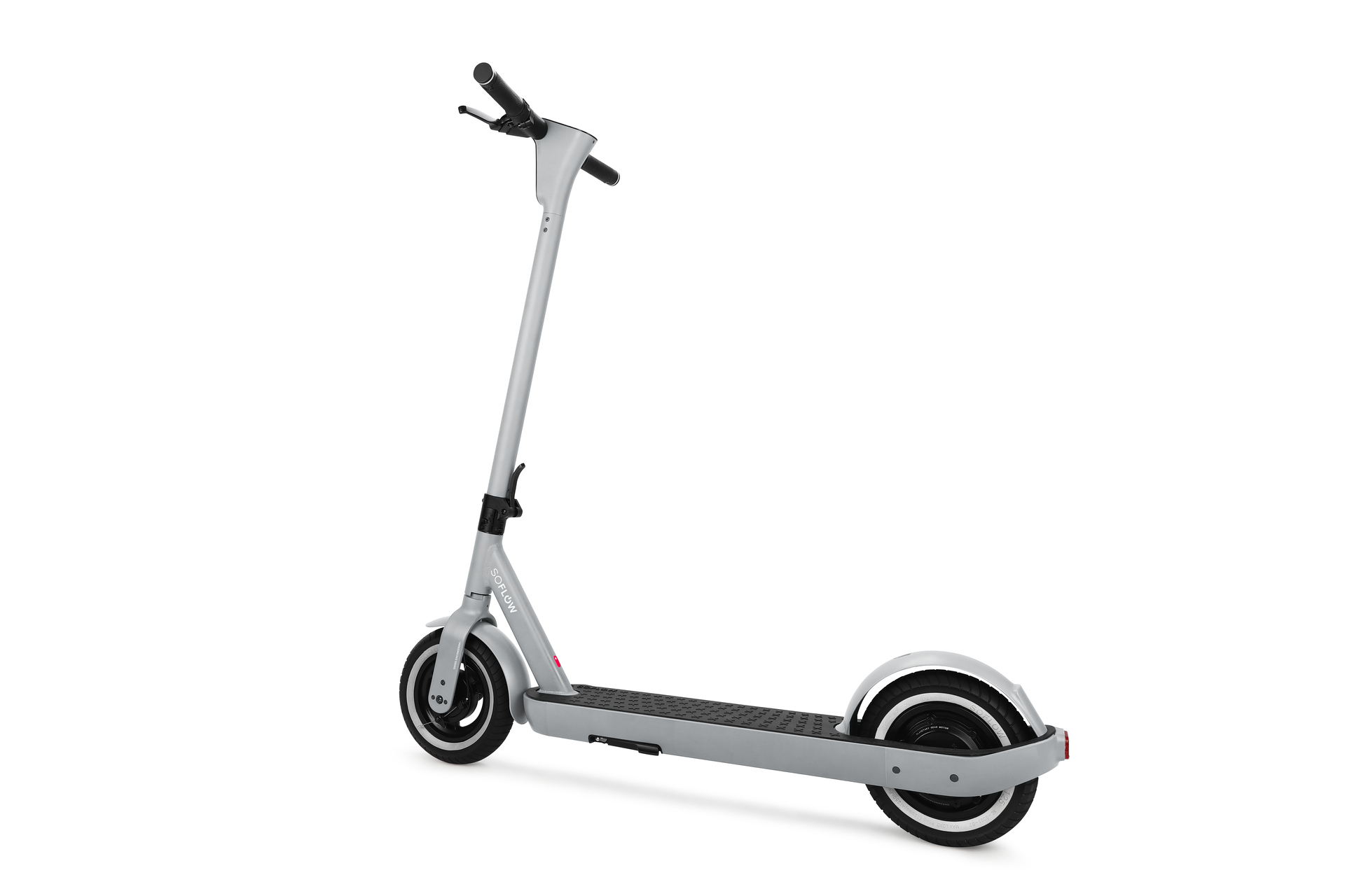 Grauer Elektroroller auf weißem Hintergrund. Der Roller ist nach rechts geneigt.