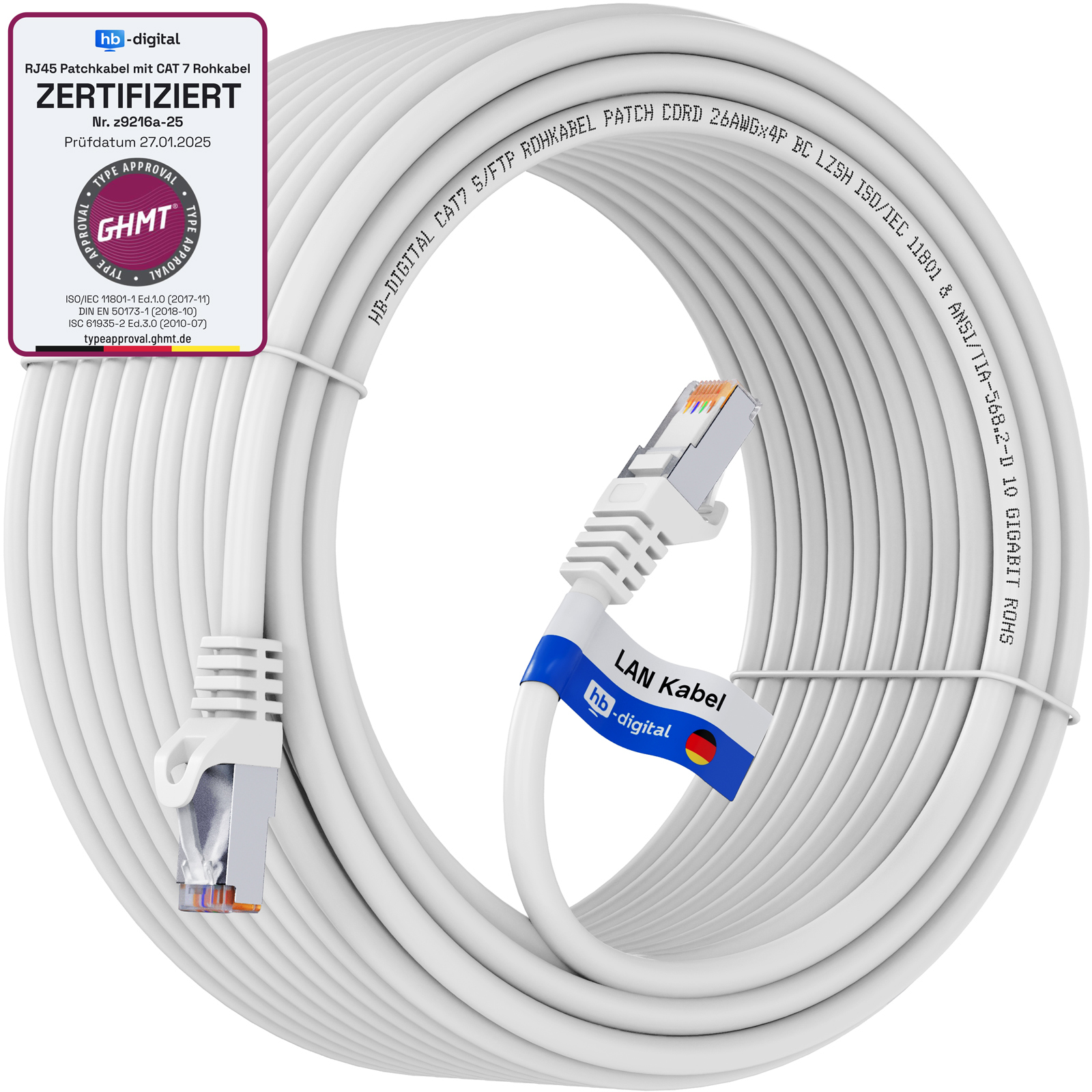 Ein weißes Netzwerkkabel mit Steckern. Ein Etikett mit Text ist am Kabel angebracht.