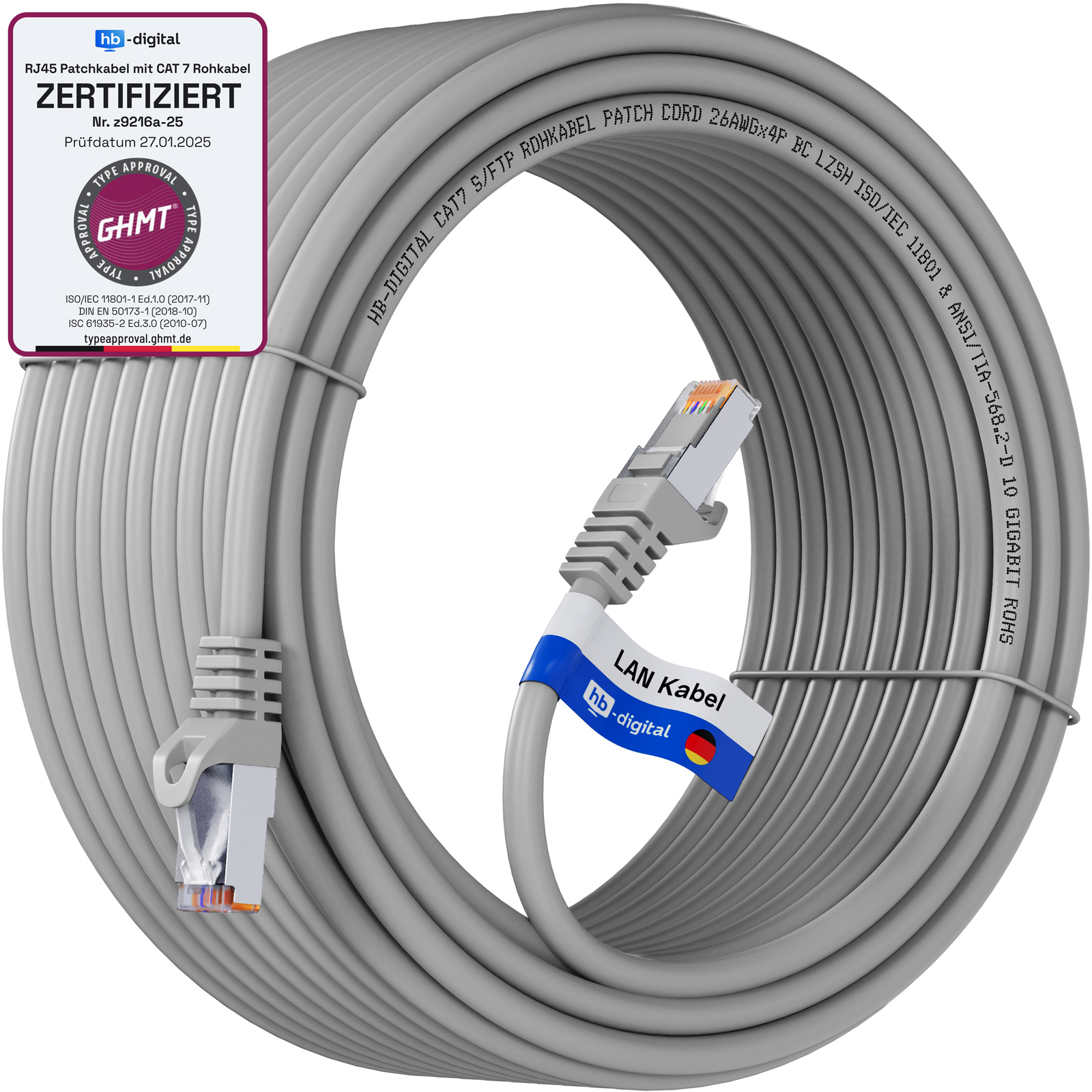 Graues Netzwerkkabel aufgerollt mit Steckern. Weißer Hintergrund. Etikett auf dem Kabel.