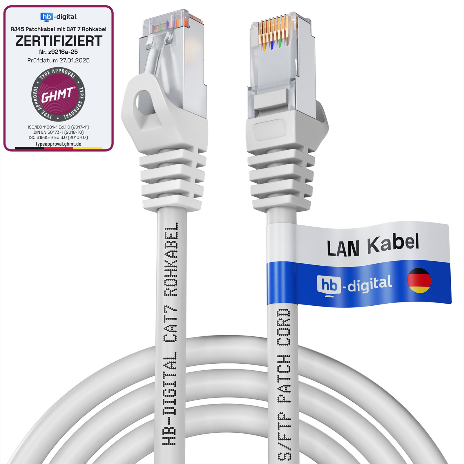 Weißes Ethernet-Kabel mit Steckern und Zertifizierungsetikett. Deutscher Text. Weißer Hintergrund.