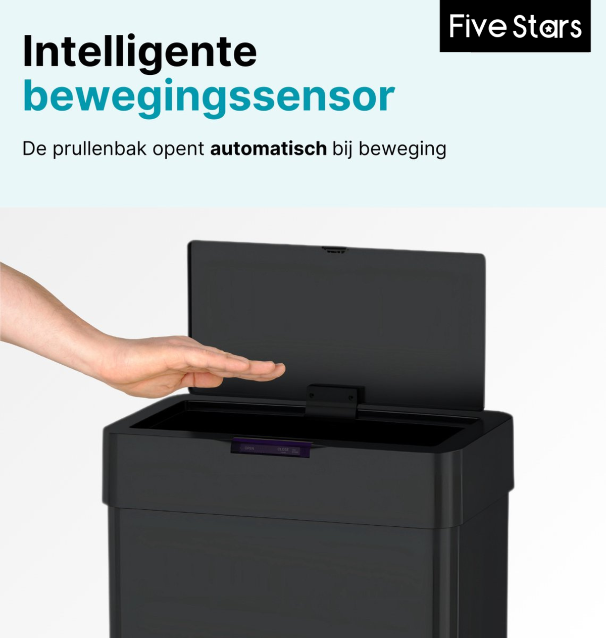 Hand bij een zwarte vuilnisbak met open deksel. Witte achtergrond. Intelligente sensor.
