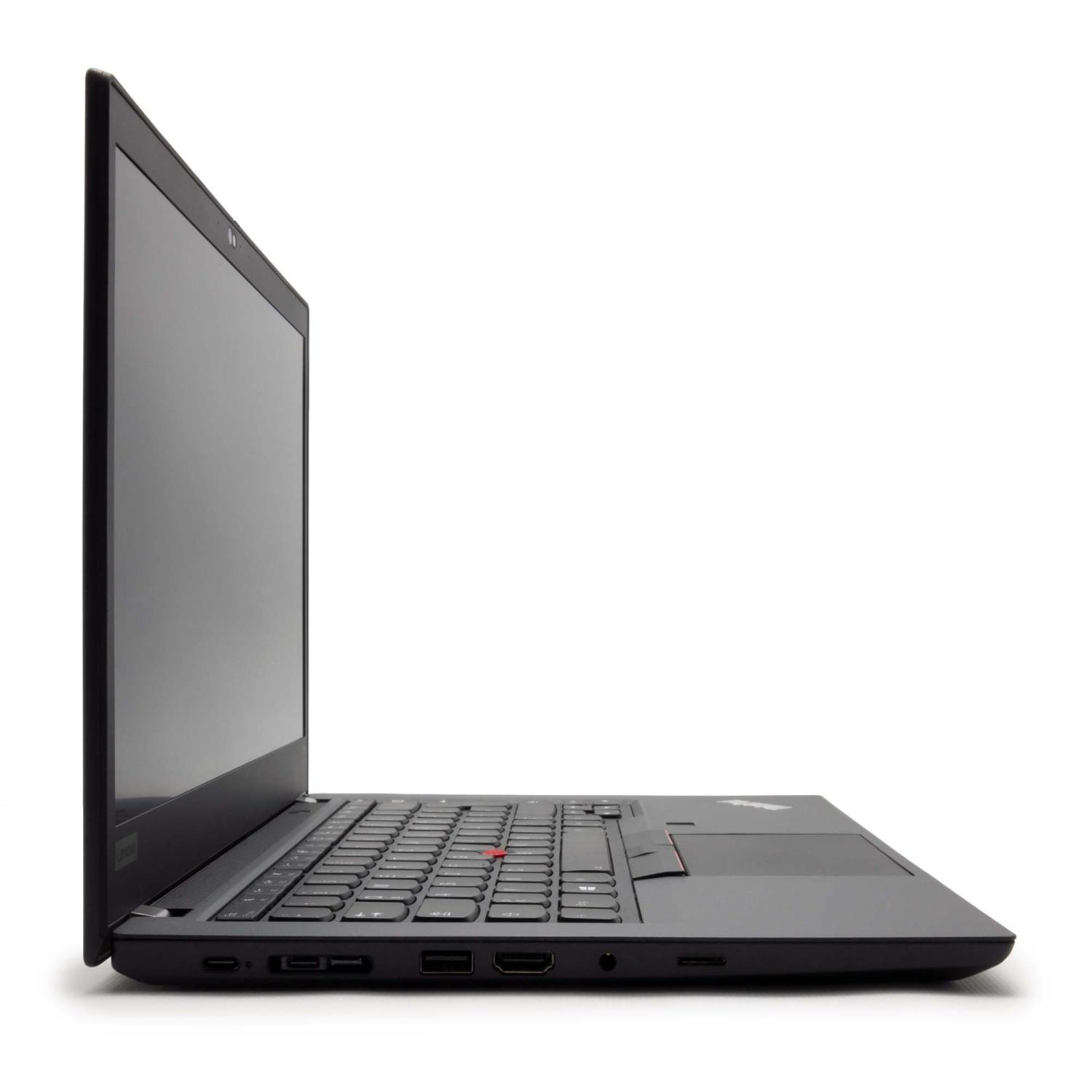 Ein schwarzer Laptop auf weißer Oberfläche, von der Seite betrachtet, zeigt Tastatur und Bildschirm.