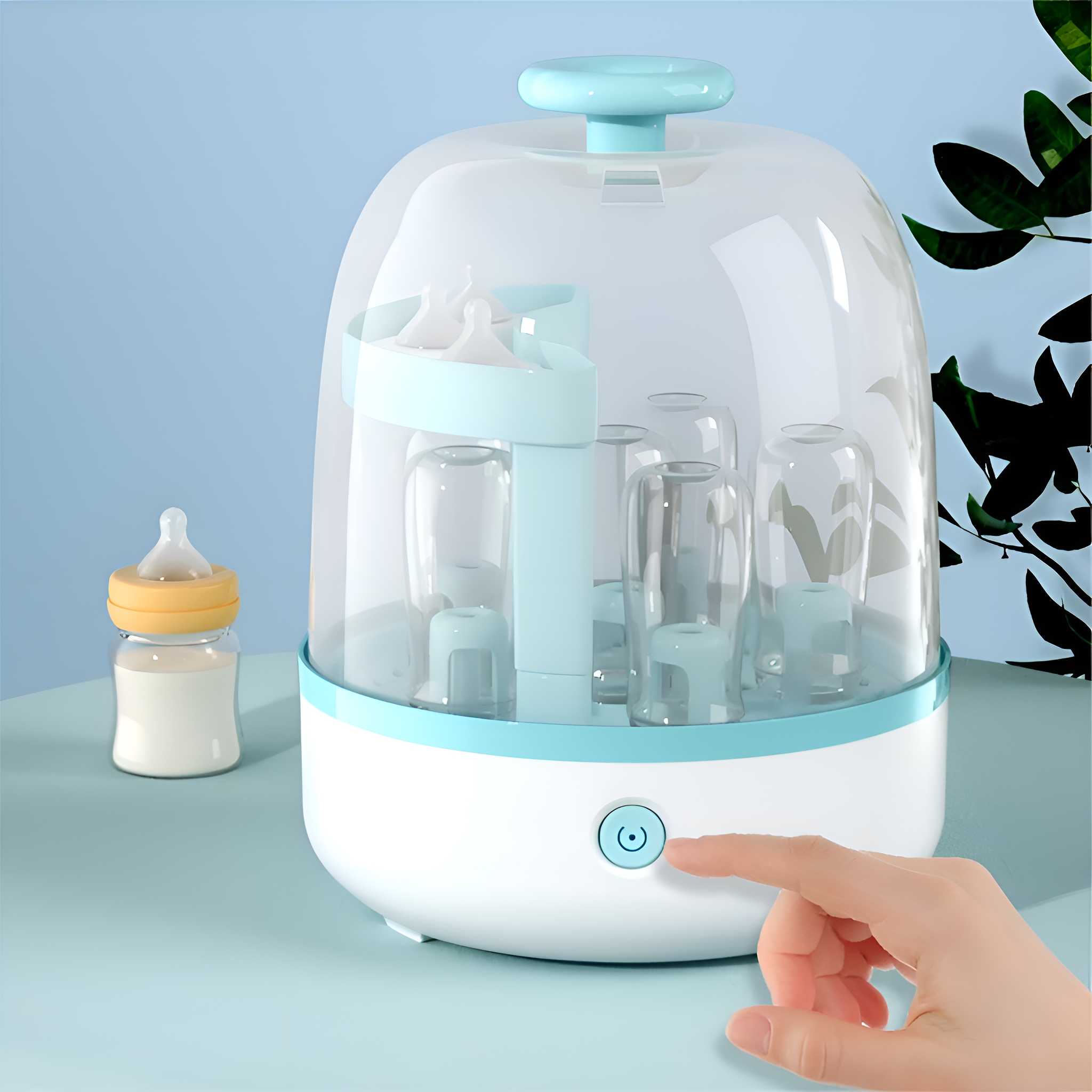 Ein Babyflaschensterilisator mit Flaschen. Eine Hand drückt den Einschaltknopf. Eine Milchflasche steht daneben.