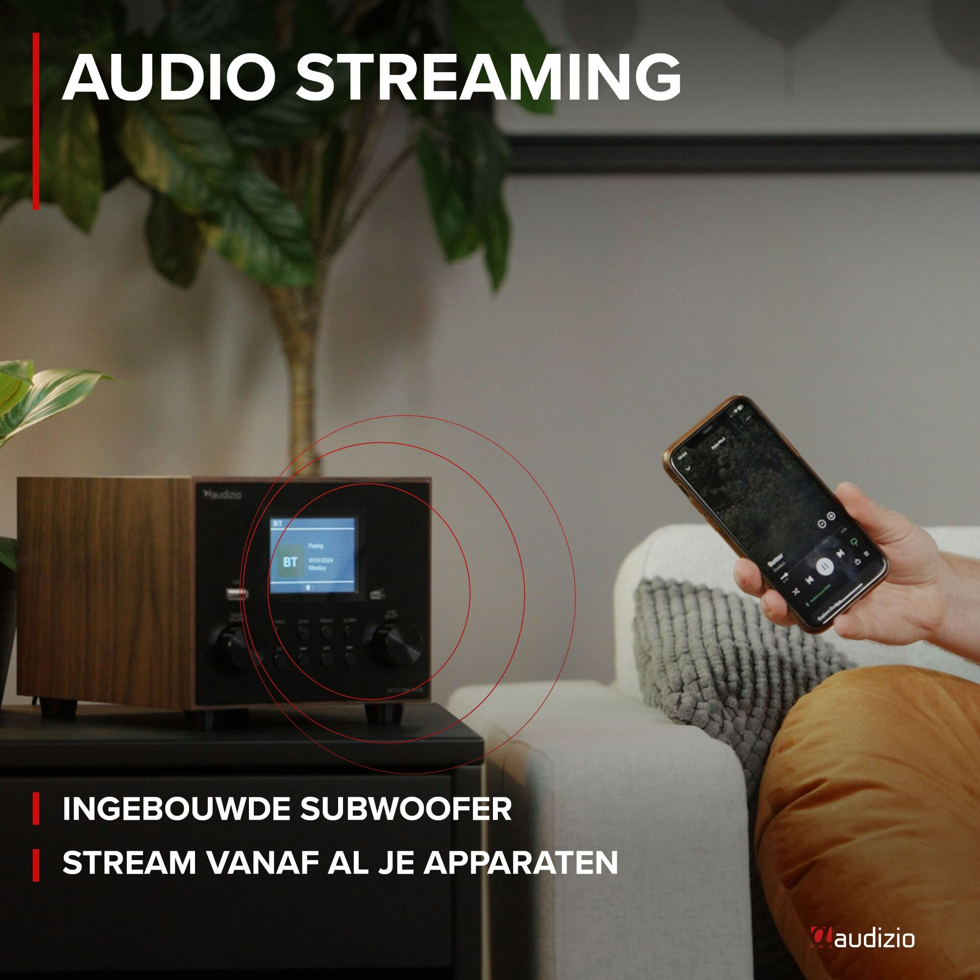 Audio-Streaming-Setup mit Holz-Lautsprecher und Telefon, das Musik anzeigt.