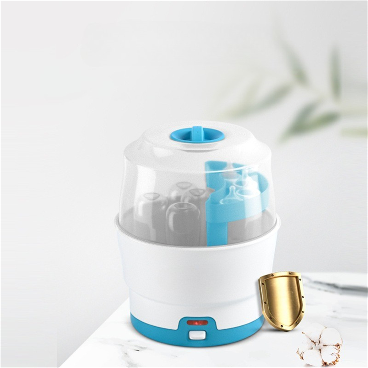Ein weiß-blauer Babyflaschensterilisator mit Flaschen und einem goldenen Schild auf weißer Oberfläche.