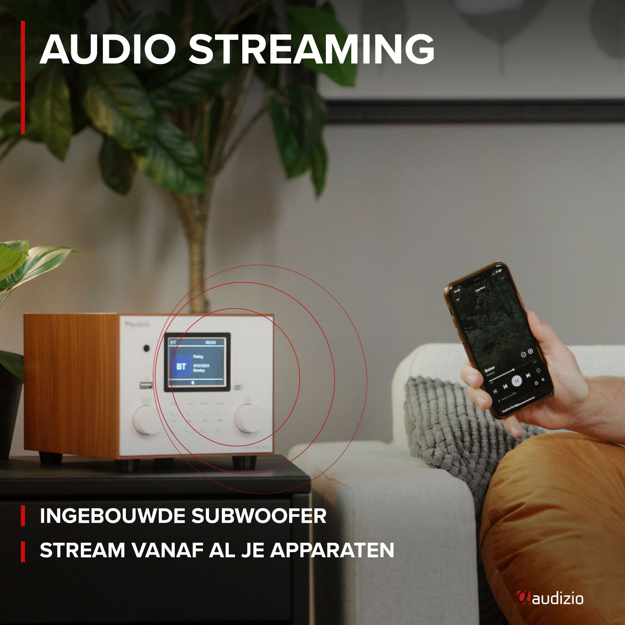 Un dispositivo de transmisión de audio blanco con una persona usando un teléfono.