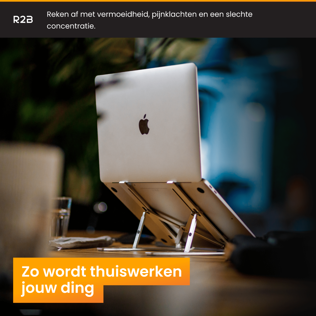 Laptop op standaard. Tekst: Thuiswerken, vermoeidheid, pijn en slechte concentratie kwijtraken.