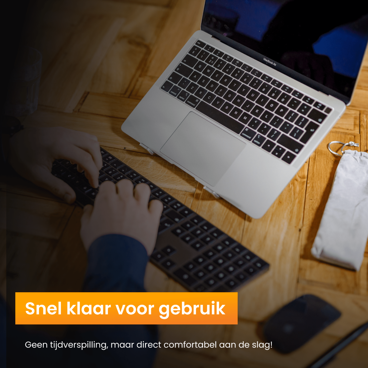 Persoon die een toetsenbord en laptop gebruikt op een houten bureau. Tekst promoot gebruiksgemak.