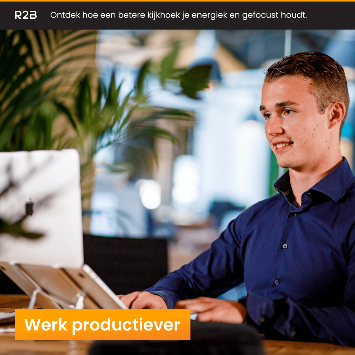 Een man in een blauw overhemd glimlacht terwijl hij op een laptop werkt. De tekst zegt 'Werk productiever'.