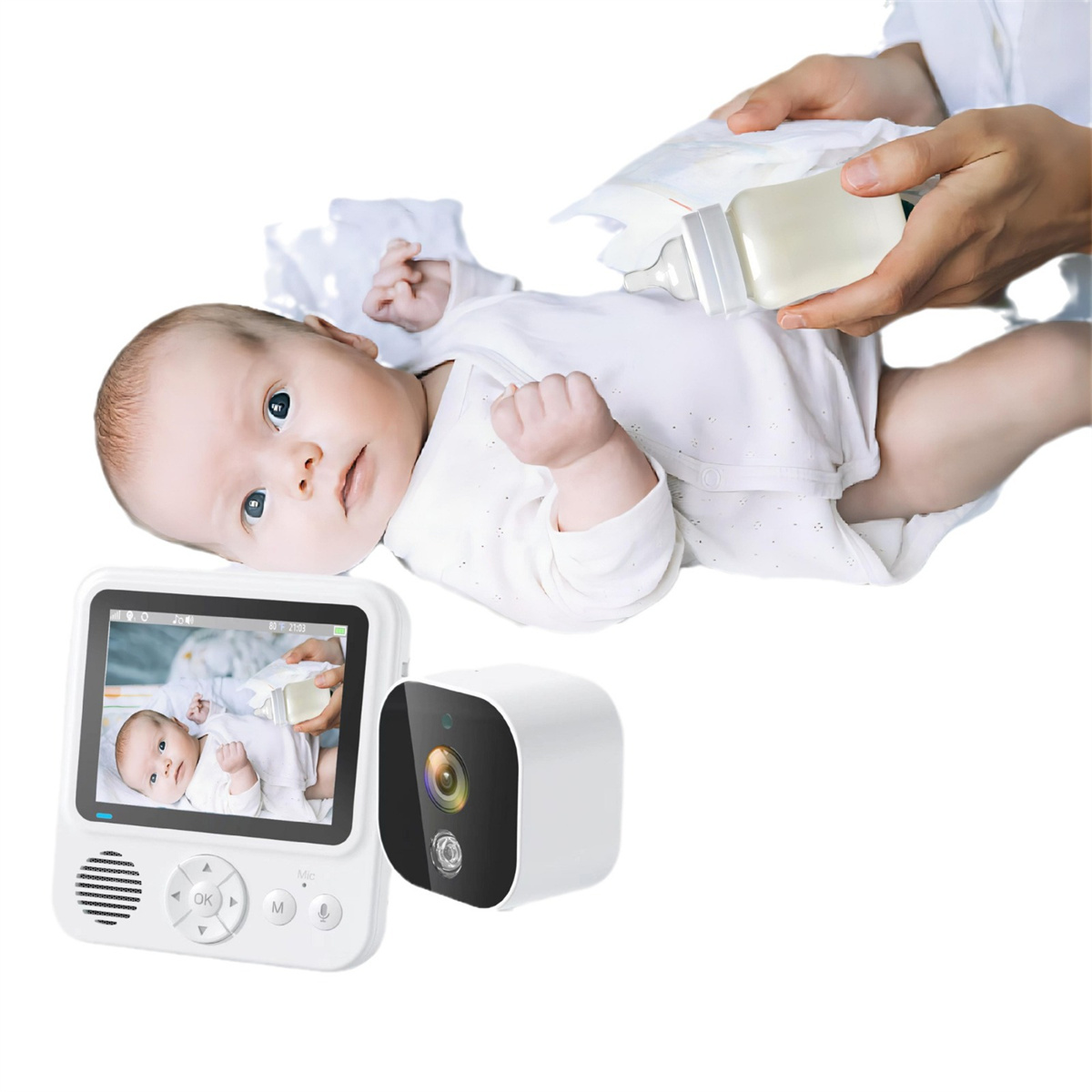 Baby in einem weißen Strampler, wird mit einer Flasche gefüttert. Babyphone und Kamera im Vordergrund.
