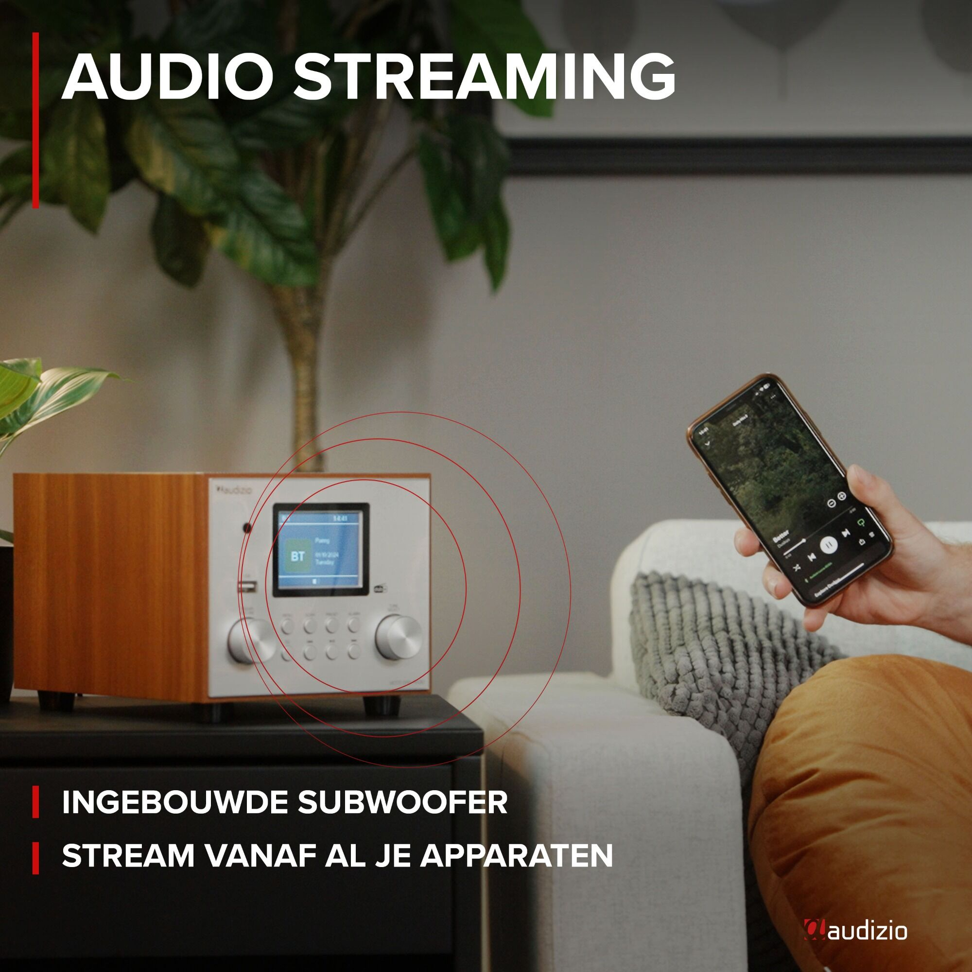 Holzlautsprecher auf schwarzem Tisch. Eine Hand hält ein Telefon. Rote Kreise zeigen Audio-Streaming-Reichweite.