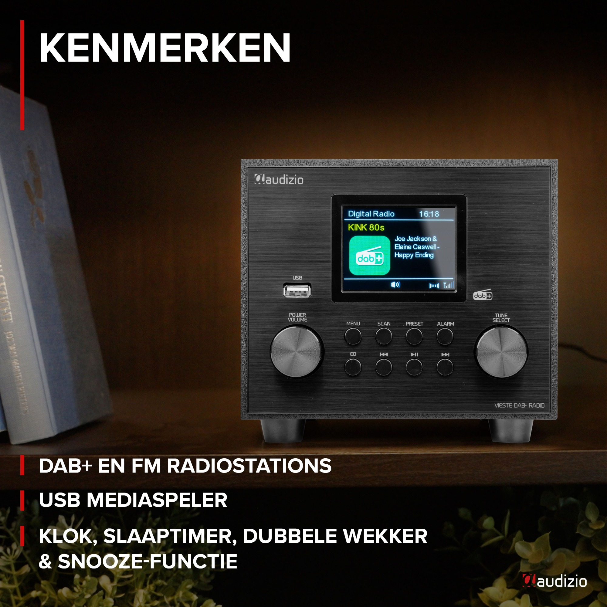 Radio DAB+ y FM negro. Texto superior: KENMERKEN. Estantería en el fondo.