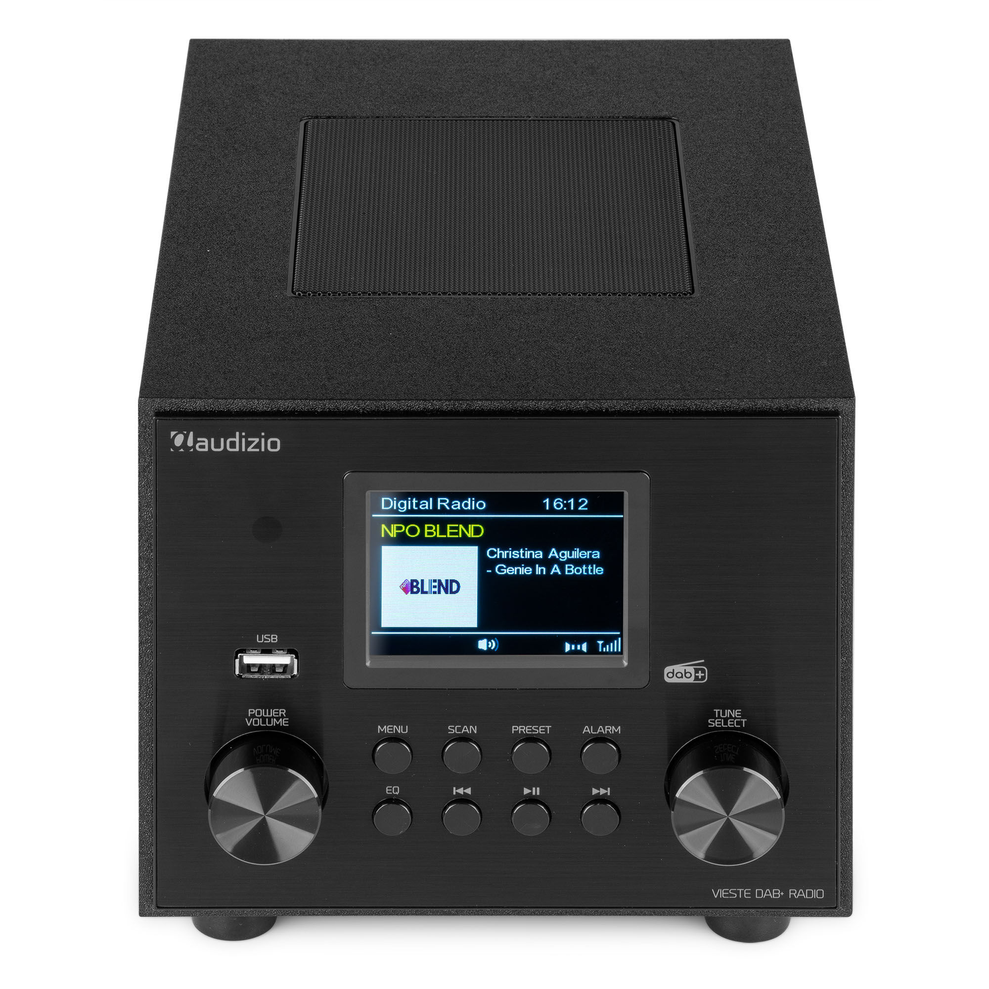 Una radio negra con una pantalla que muestra información de radio. Tiene botones y diales. La marca es audizio.