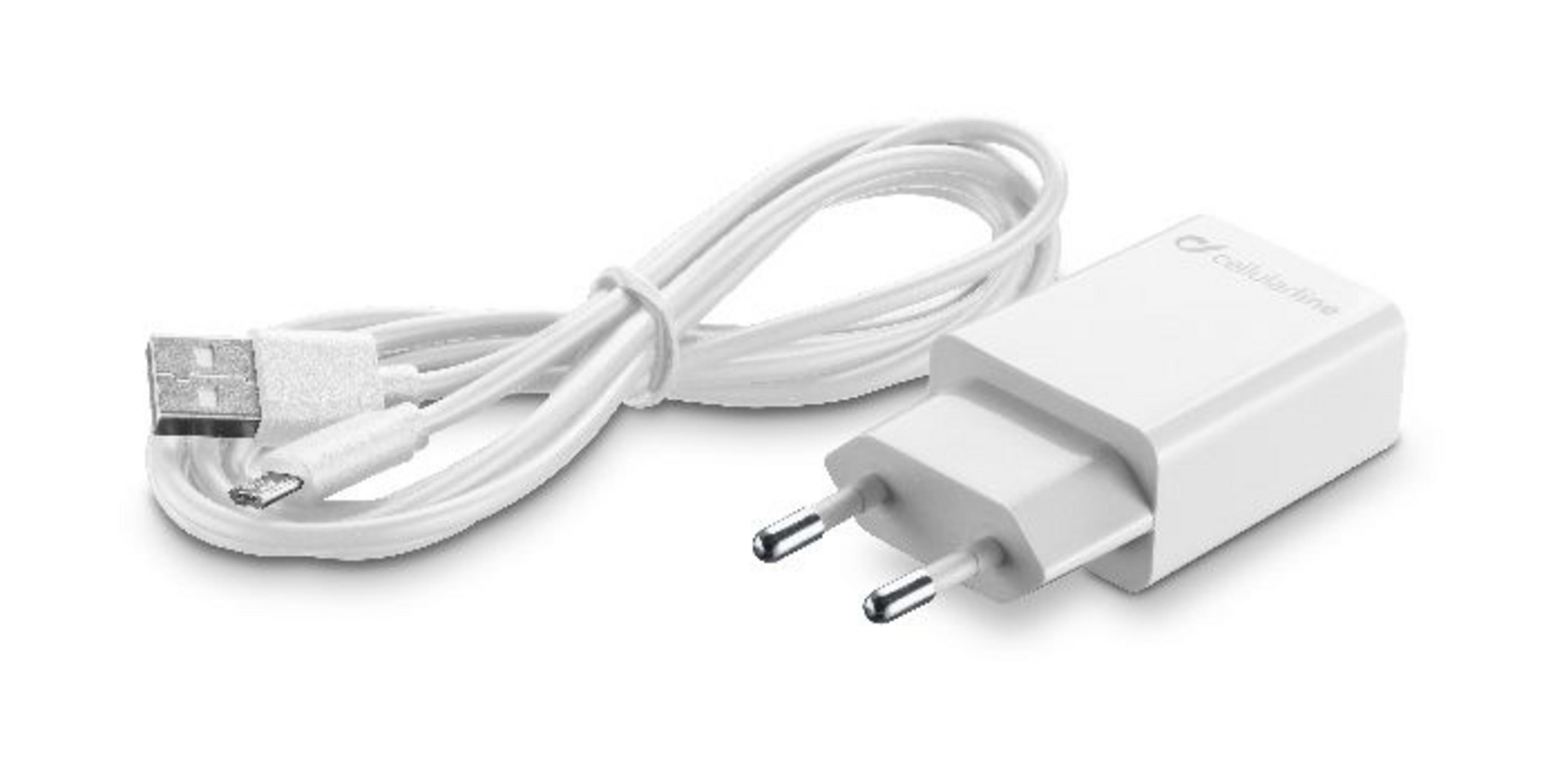 Cargador de teléfono blanco y cable sobre un fondo blanco. El cargador tiene dos clavijas.