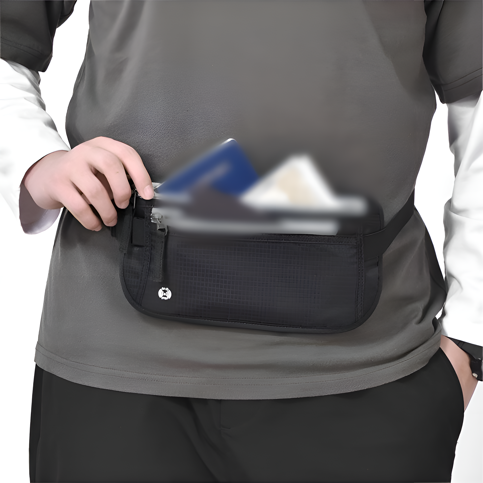 Mann hält schwarze Bauchtasche. Graues Hemd, schwarze Hose. Verschwommener Hintergrund.
