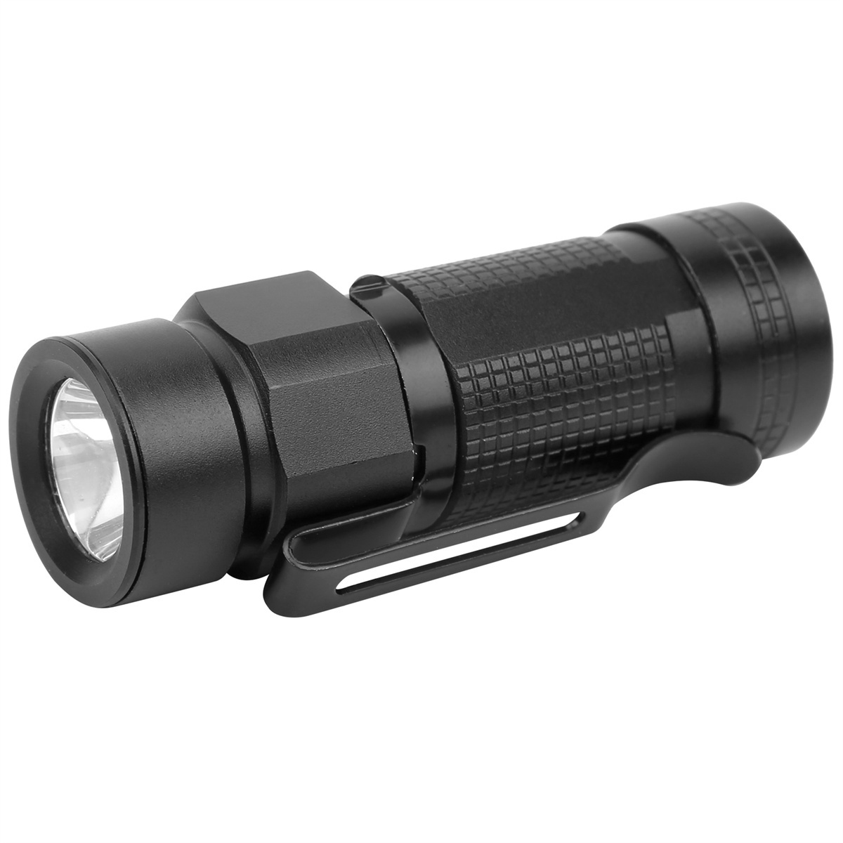 Eine schwarze Taschenlampe wird gezeigt. Sie ist eingeschaltet und hat eine strukturierte Oberfläche.