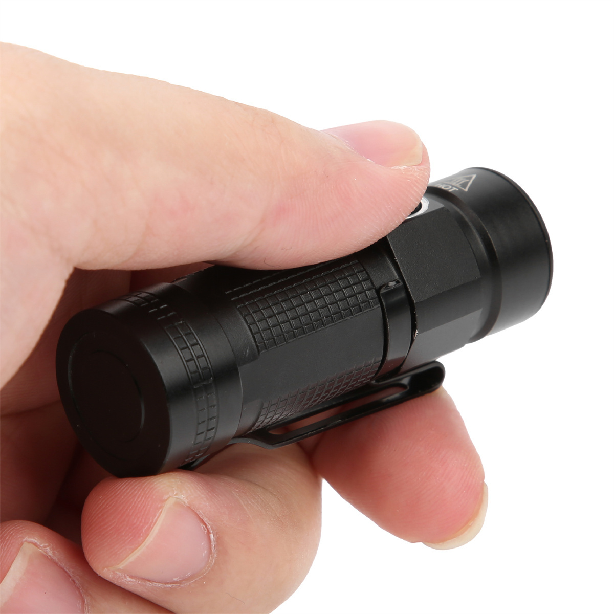 Schwarze Taschenlampe in der Hand gehalten. Die Hand hält den Körper der Taschenlampe.