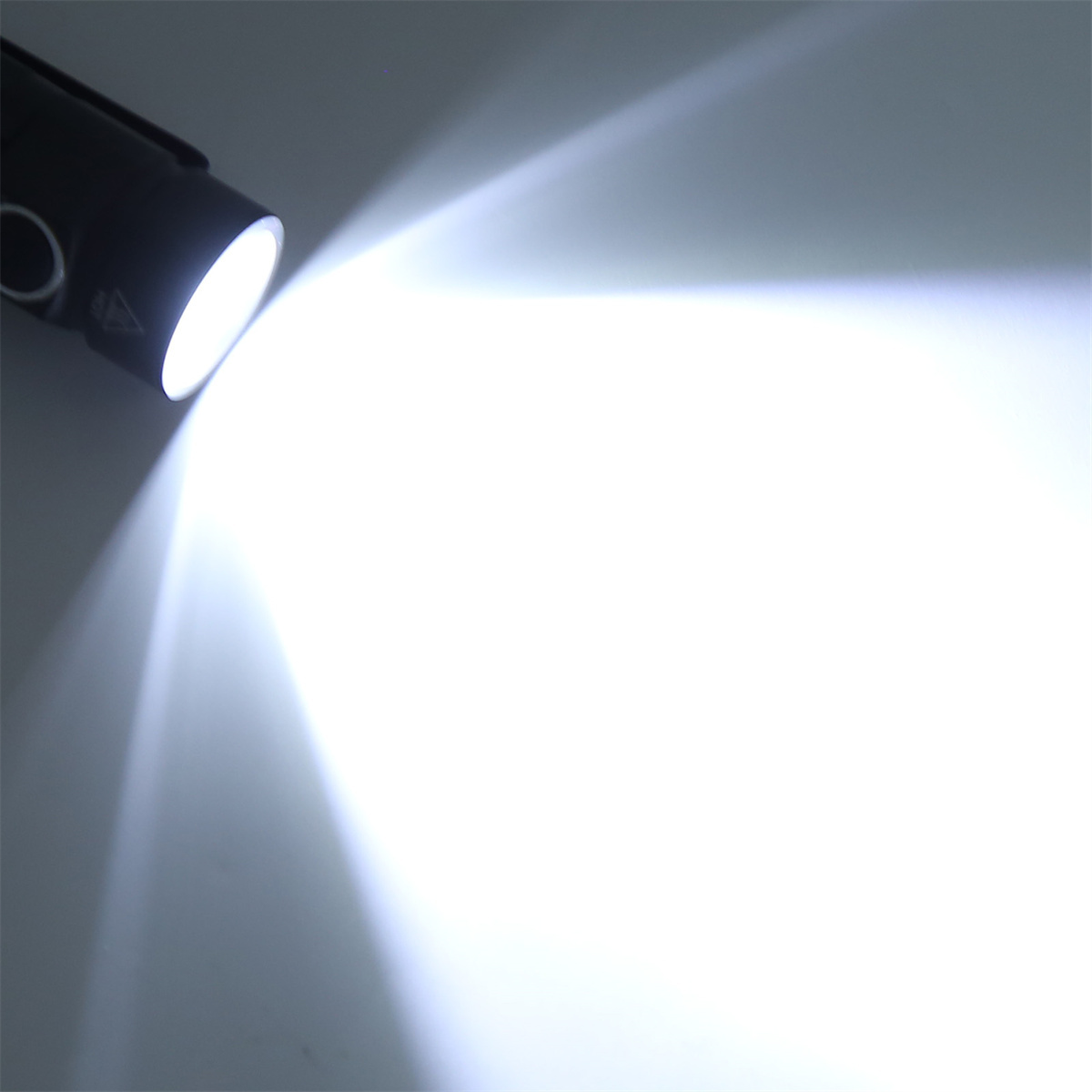Eine helle Taschenlampe, die Licht auf eine weiße Oberfläche scheinen lässt.