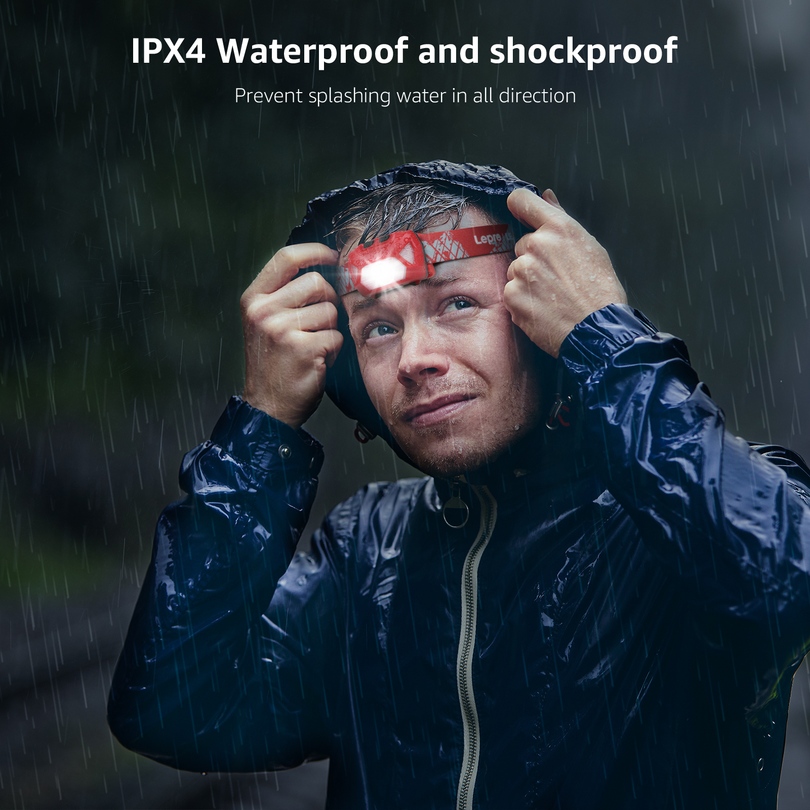 Mann mit Stirnlampe im Regen. Er trägt eine Regenjacke, die Szene ist im Freien.