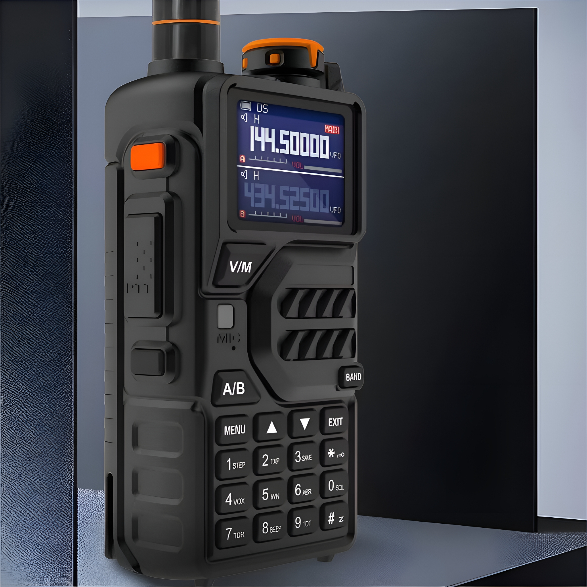 Schwarzes Walkie-Talkie mit digitaler Anzeige. Verfügt über verschiedene Knöpfe und eine Antenne.