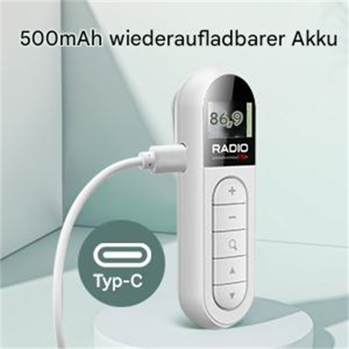 Weißes Radiogerät. Kleiner Bildschirm und Knöpfe. USB-C-Ladeanschluss. Text oben. Weißer Hintergrund.