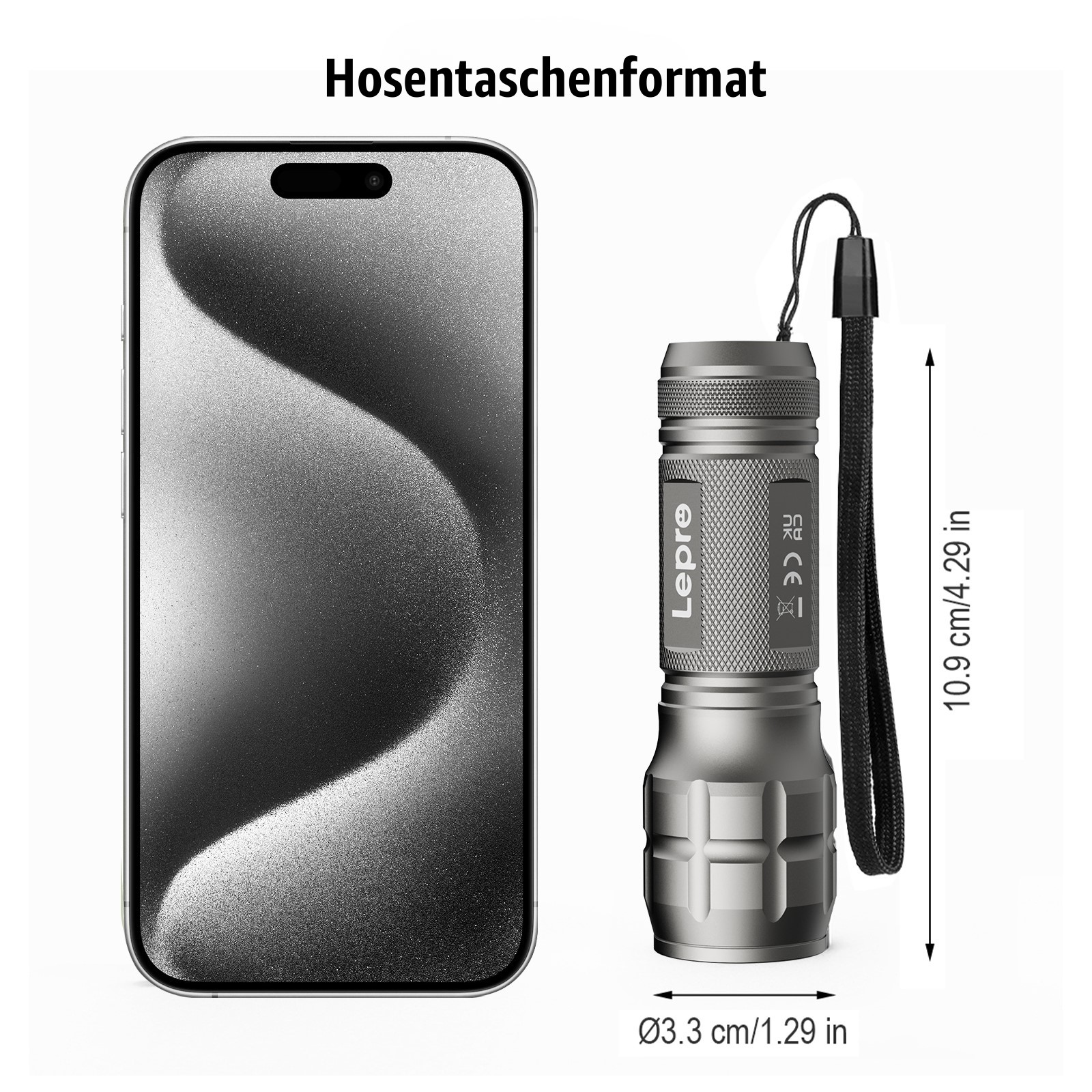 Ein Smartphone neben einer Taschenlampe. Die Taschenlampe ist grau, zylindrisch und hat angezeigte Abmessungen.