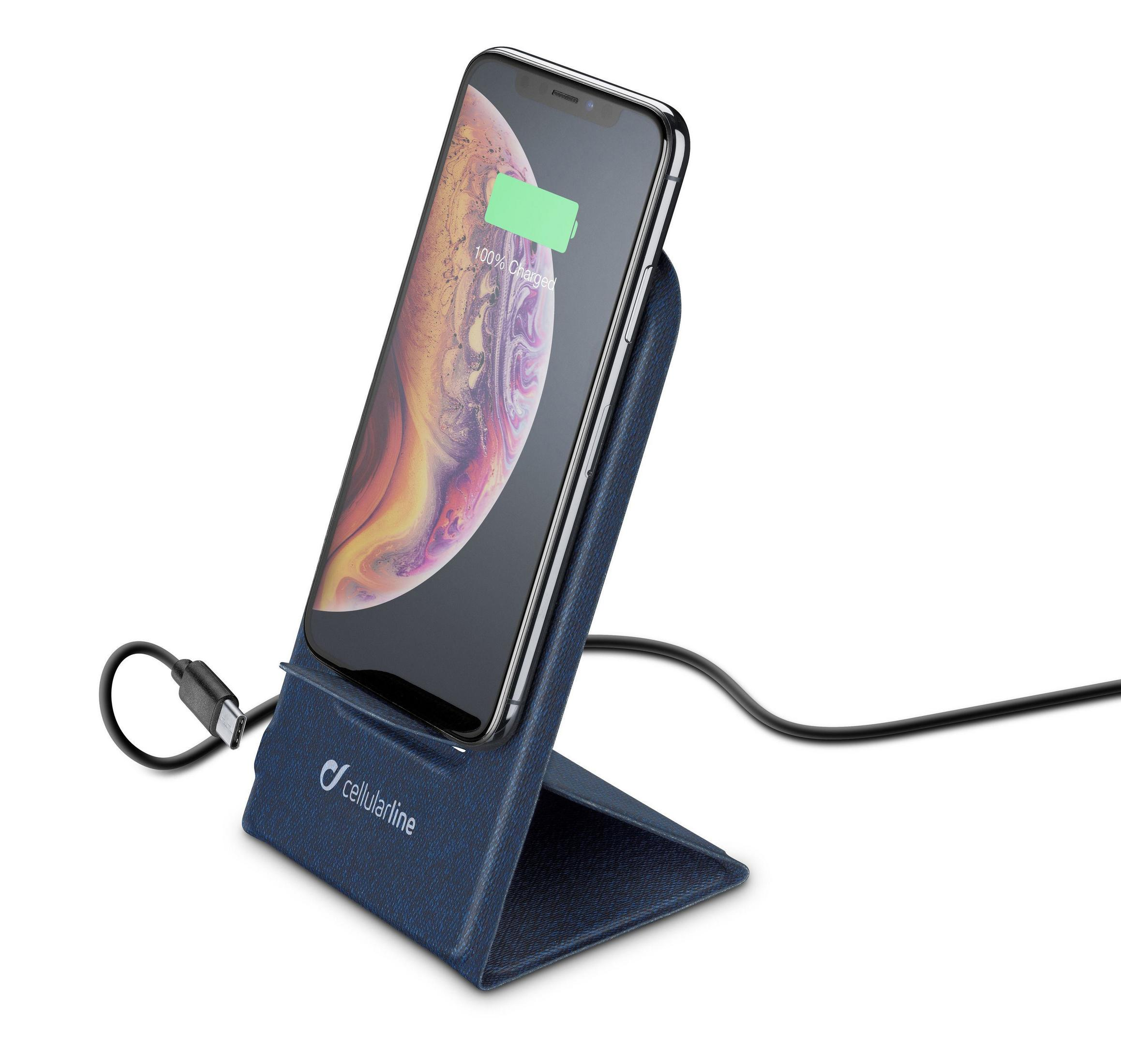 Schwarzes iPhone wird auf blauem abgewinkelten Ständer geladen. 100 % geladen angezeigt.