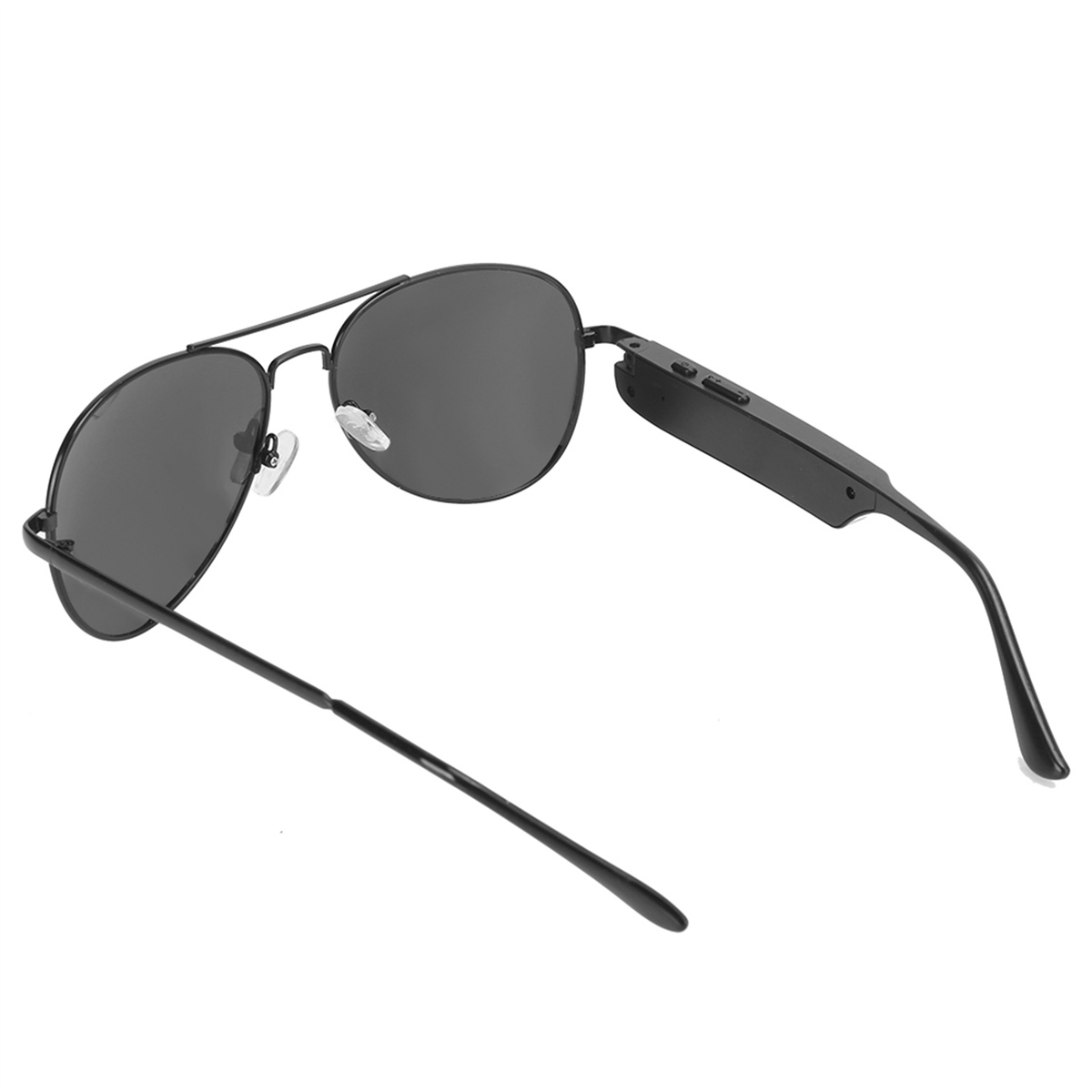 Schwarze Sonnenbrille mit schwarzem Rahmen und dunklen Gläsern. Die Sonnenbrille hat einen dünnen, schwarzen Bügel mit Knöpfen.