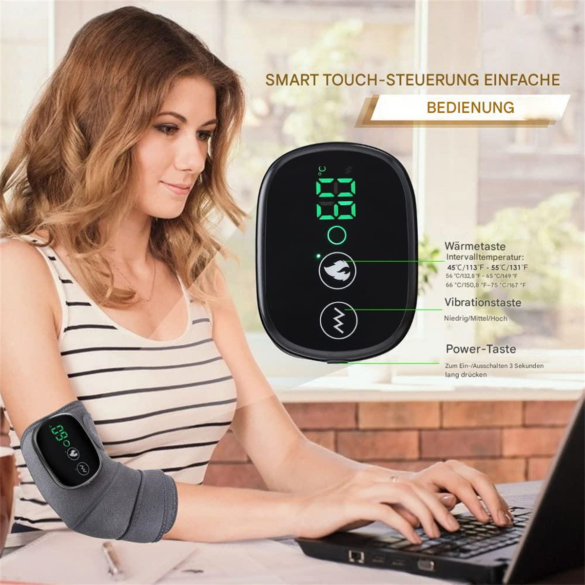 Eine Frau benutzt einen Laptop und trägt einen Ellenbogenmassagegerät. Ein Bedienfeld ist rechts.