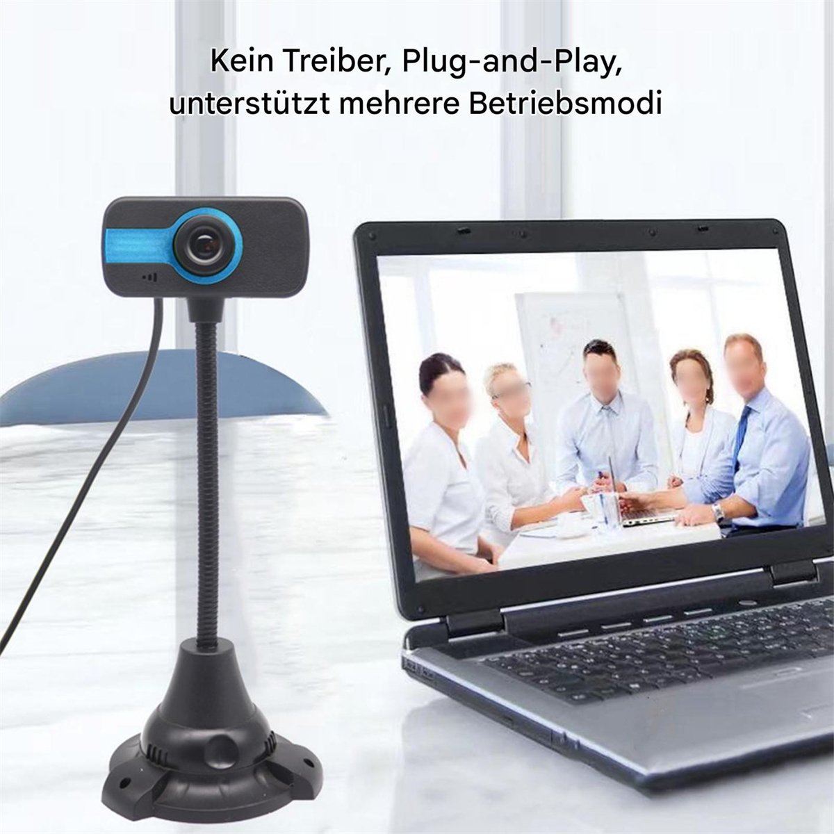 Webcam auf einem Ständer neben einem Laptop-Bildschirm, der ein Meeting anzeigt. Text auf dem Bild auf Deutsch.