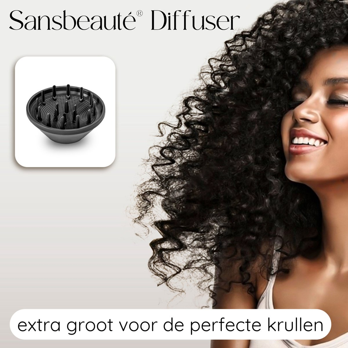 Une femme aux cheveux bouclés, souriante, avec un diffuseur de cheveux et du texte en arrière-plan.