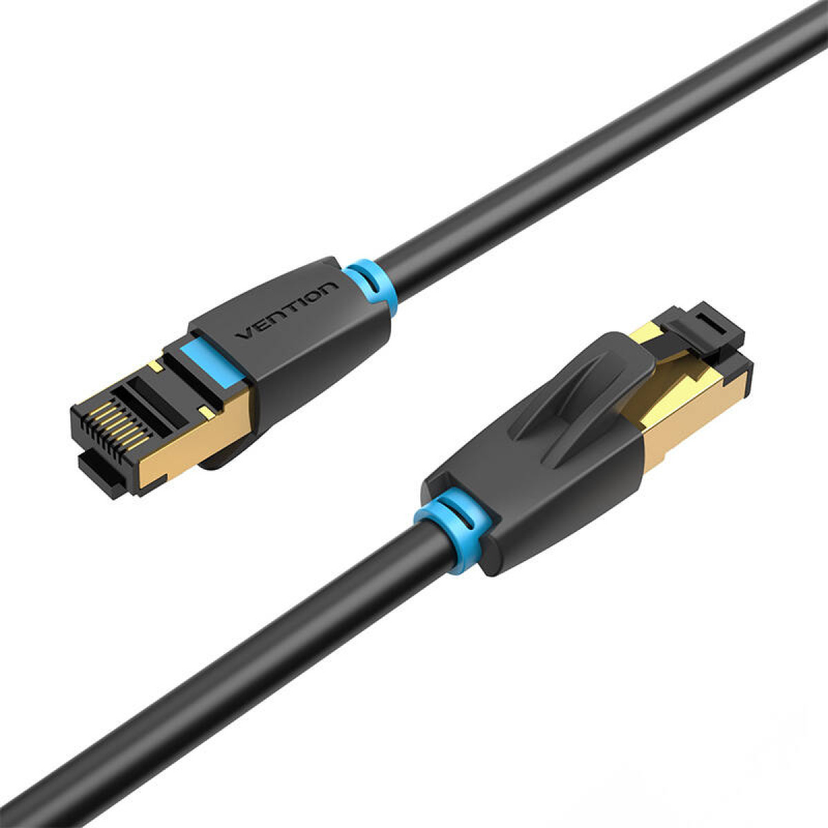 Czarny kabel Ethernet z pozłacanymi złączami i niebieskimi detalami. Zbliżenie.