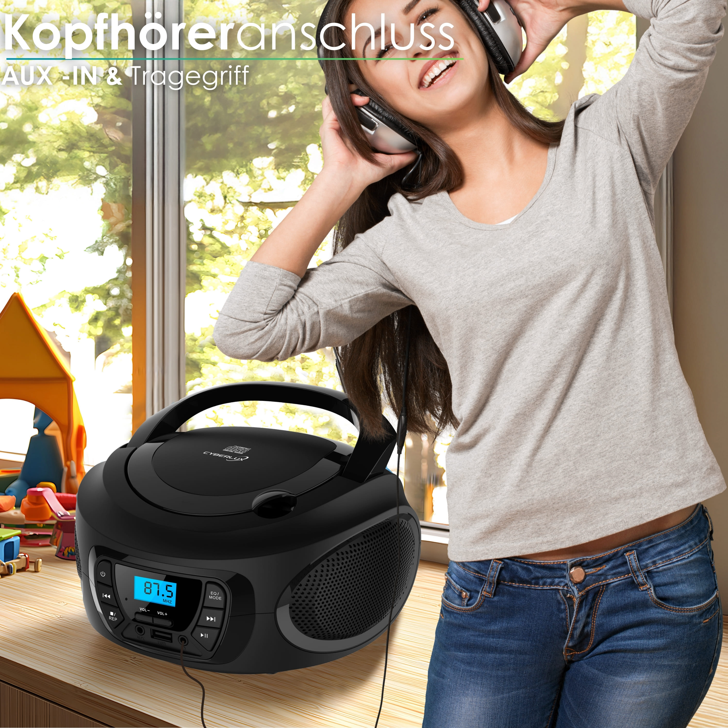 Frau mit Kopfhörern und Boombox. Text: Kopfhöreranschluss, AUX-IN & Tragegriff. Fensterhintergrund.