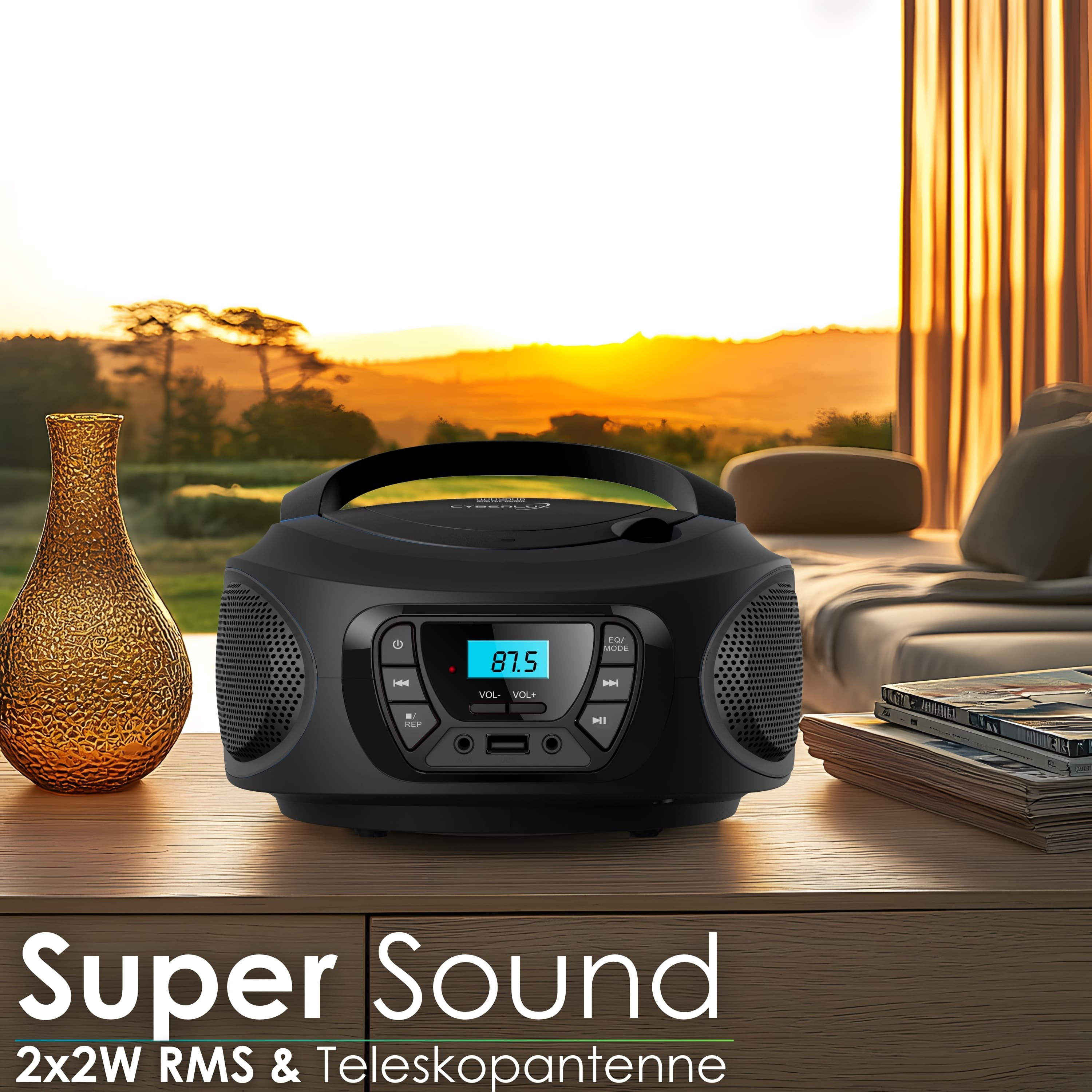 Schwarze Boombox mit Digitalanzeige und Lautsprechern, auf Holzoberfläche, Sonnenuntergang im Hintergrund.