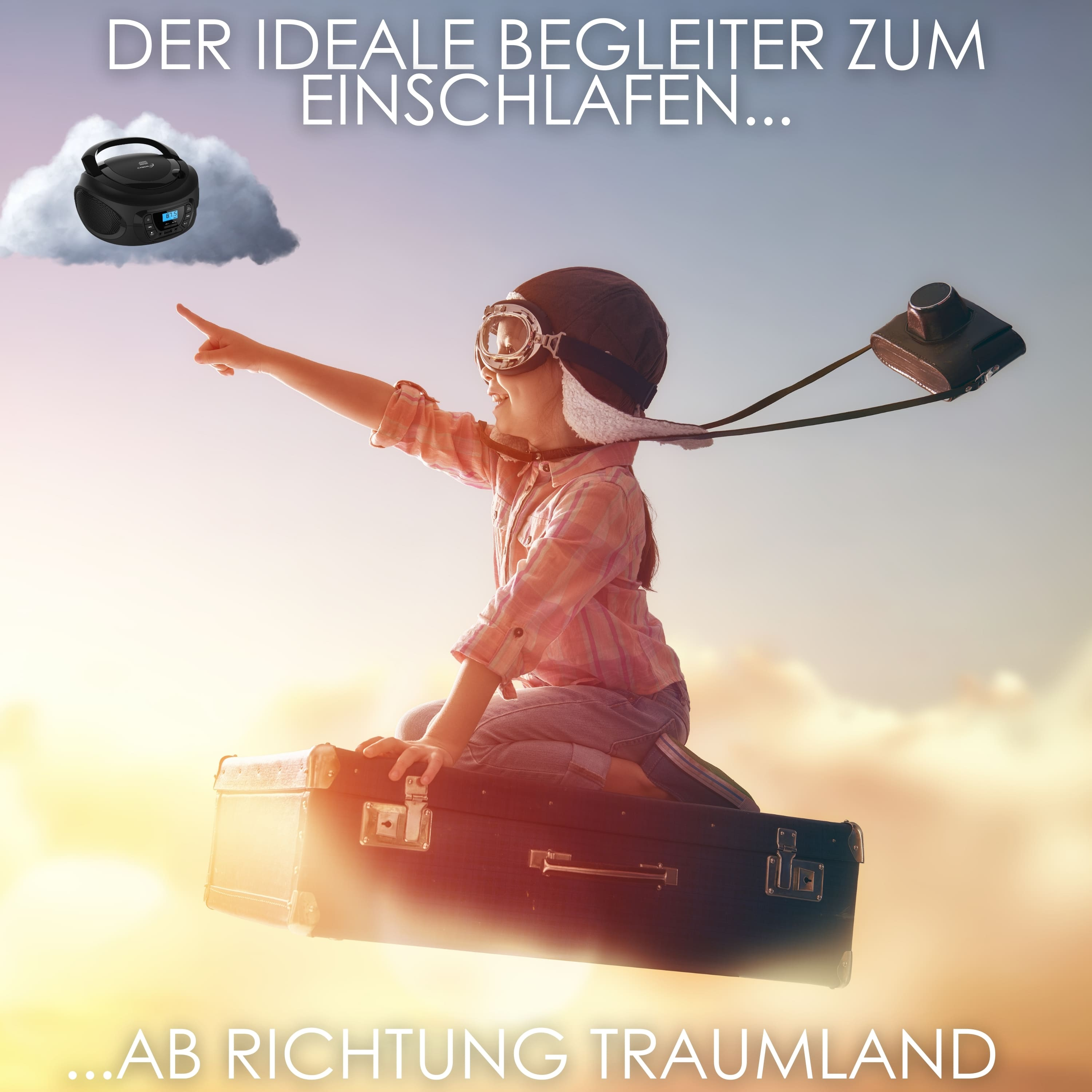 Ein Kind im Pilotenoutfit, das zeigt, mit einem Koffer und einem Radio, mit Text über Träumen.