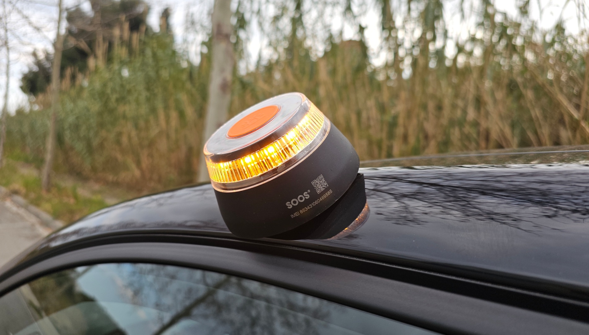 Luz de seguridad para coche naranja y negro en el techo de un coche.