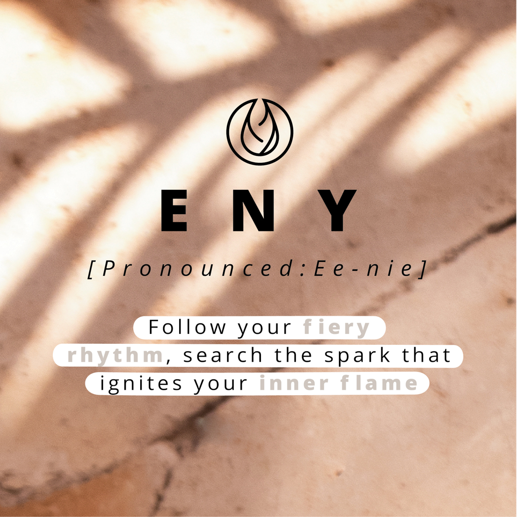 Texte : Eny, prononcé Ee-nie, avec 'Follow your fiery rhythm, search the spark' en dessous.
