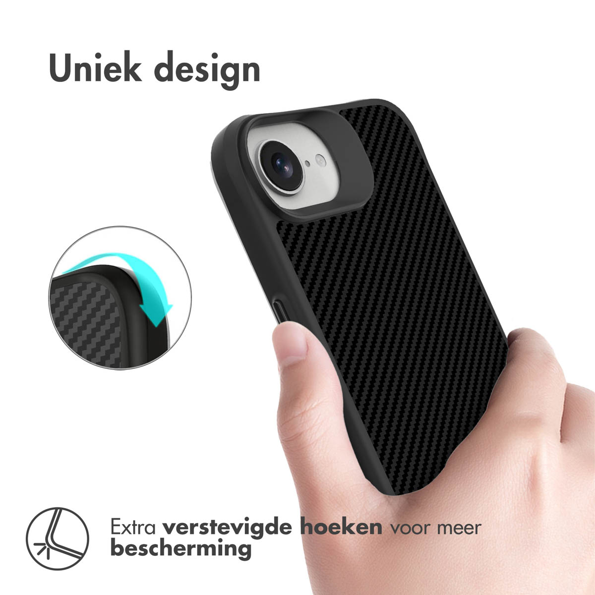 Coque de téléphone noire dans la main d'une personne. La coque a une texture en fibre de carbone.