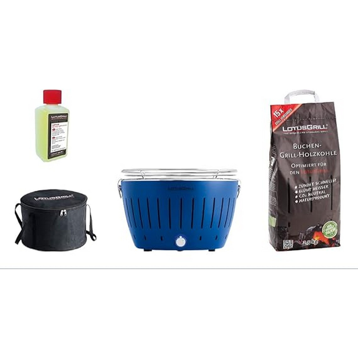 LotusGrill blu e accessori: borsa, carbonella e liquido accendifuoco. Sfondo bianco.