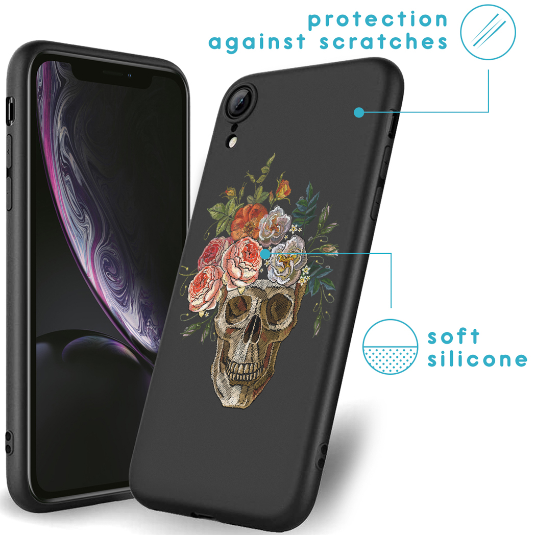Coque de téléphone noire avec un motif de crâne et de fleurs, à côté d'un téléphone. Texte sur la protection.