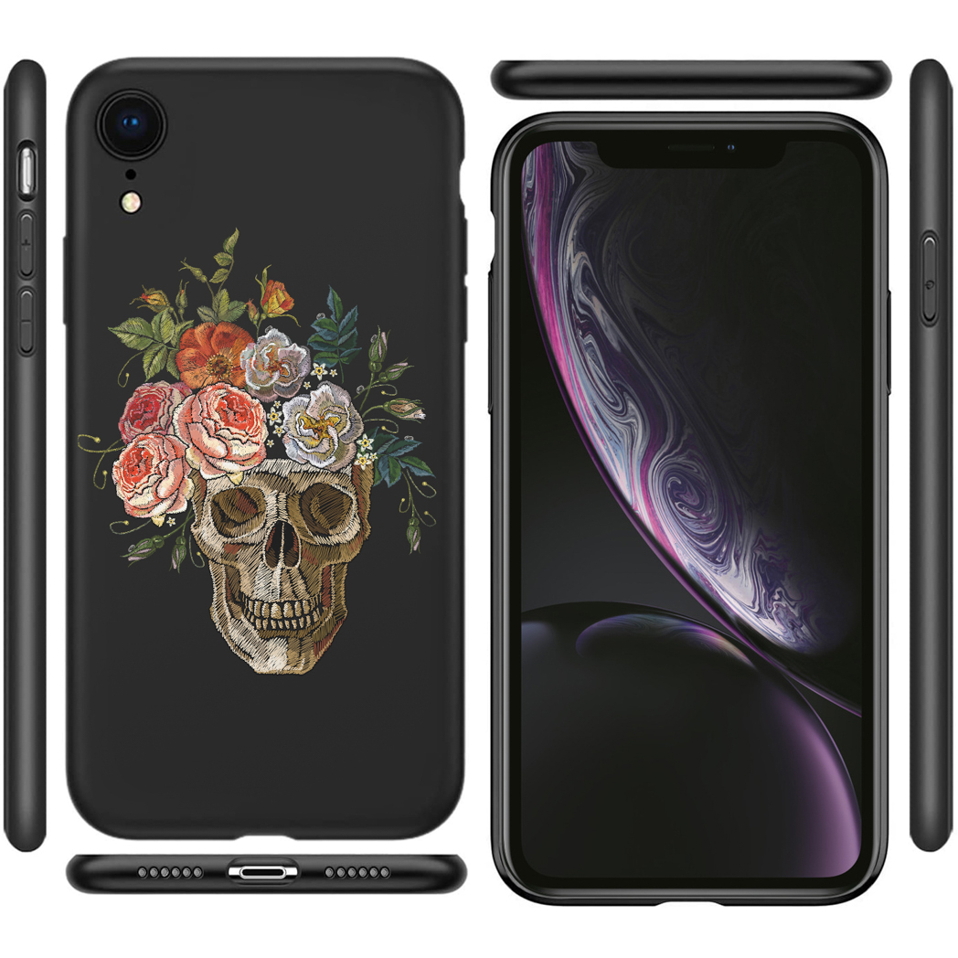 Deux coques de téléphone ; une avec une broderie de crâne et florale sur fond noir, et le téléphone lui-même.