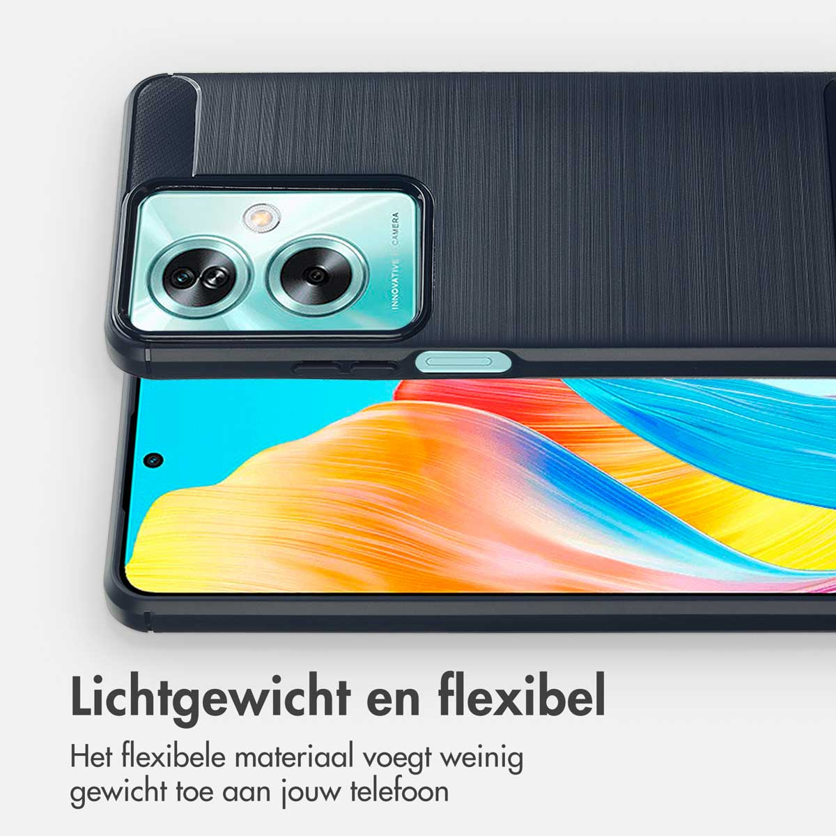 Close-up van een telefoonhoesje met een telefoon. De hoes is blauw met een gestructureerd oppervlak. De telefoon zit in de hoes.