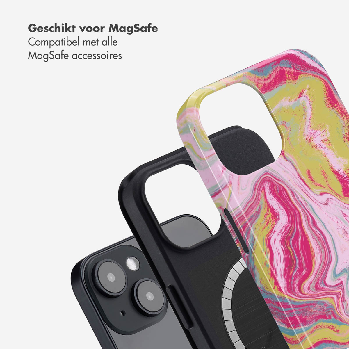 Twee telefoonhoesjes met een Apple-telefoon. Eén hoesje is zwart en één heeft een kleurrijk ontwerp.