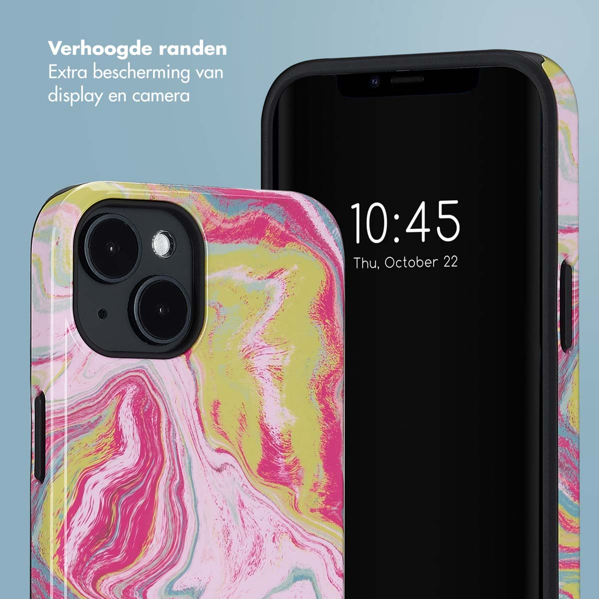 Close-up van een telefoon met een kleurrijke hoes, met de tijd op het scherm.