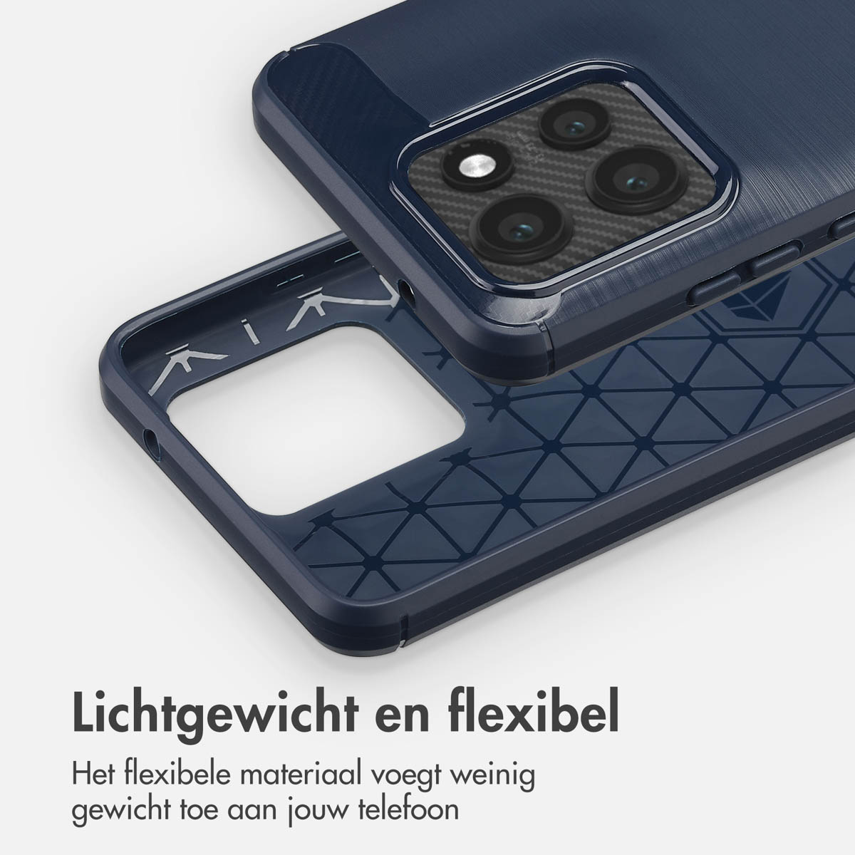 Donkerblauwe telefoonhoes met een carbonvezel-achtig ontwerp. De hoes is flexibel en lichtgewicht.