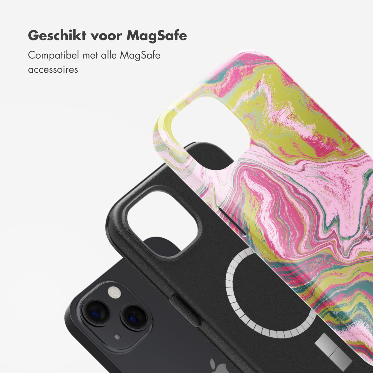 Trois coques de téléphone avec motif marbre et coque noire avec téléphone.