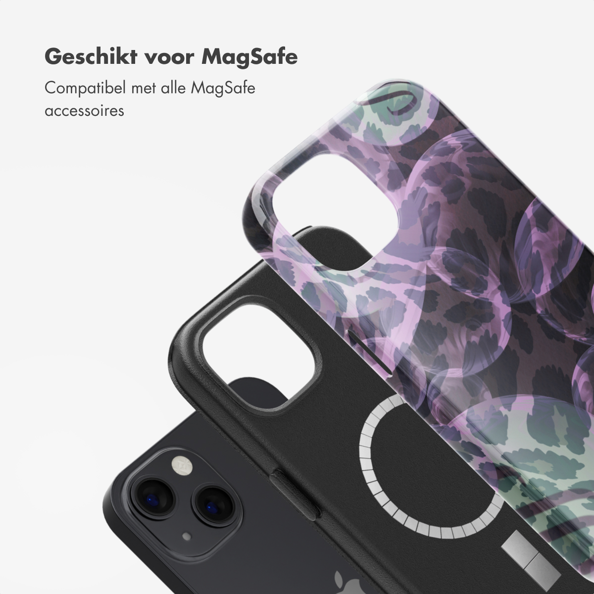Deux coques empilées, avec motif léopard, et un téléphone. Fond blanc.